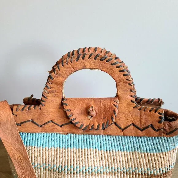 African woven sisal shoulder bag with leather strap and handles. - Picture 2 of 8